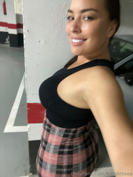 Yareliroses actrice xxx des photos