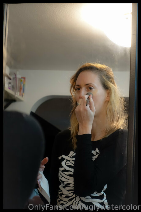 Uglywatercolor modelo agradable fotos