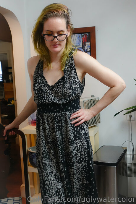 Uglywatercolor actriz desnuda foto