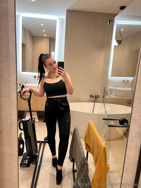 Emilyvibes xxx actress pic