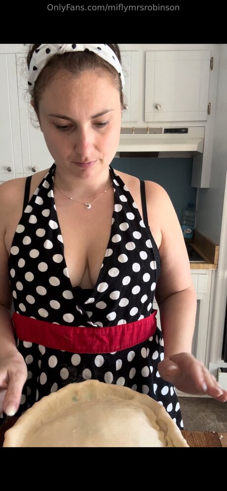 Miflymrsrobinson nudes actress img