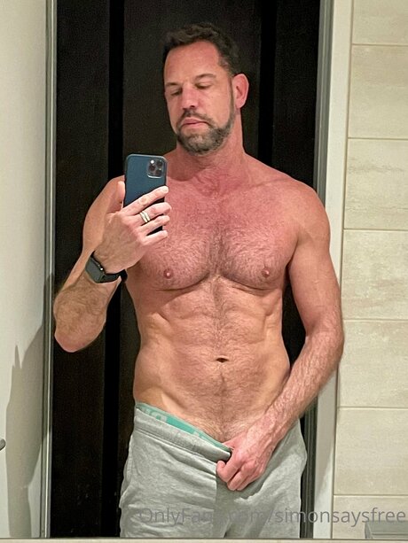 Simonsaysfree modèle chaud image