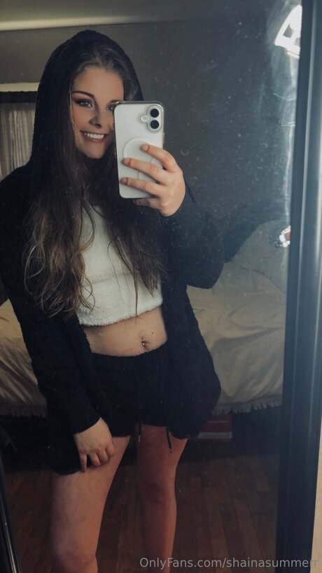 Shainasummerr model sexy picture