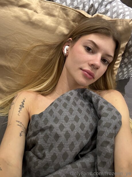 Frozeen Ye modèle porno des photos