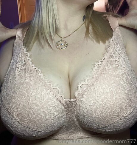 Spoodermom777 actriz atractiva imagen