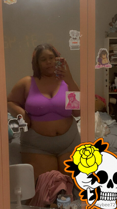 Hunnybee72 pornstar naked photos