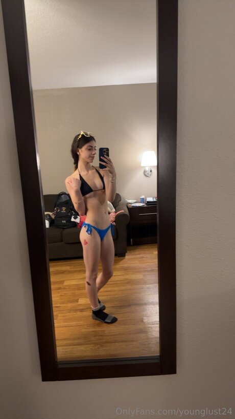 Younglust24 modèle pornographique galeries