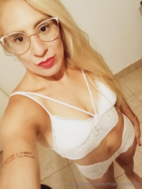 Mia Brunette bonita estrella porno fotos