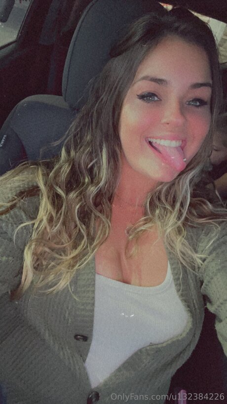 U132384226 modelo desnuda archivo