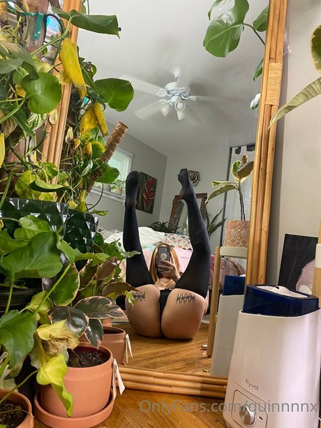 Quinnnnx naked model photo