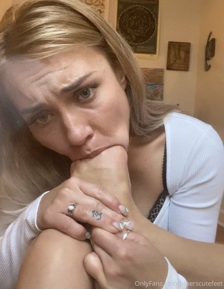 Piperscutefeet pornstar top photo