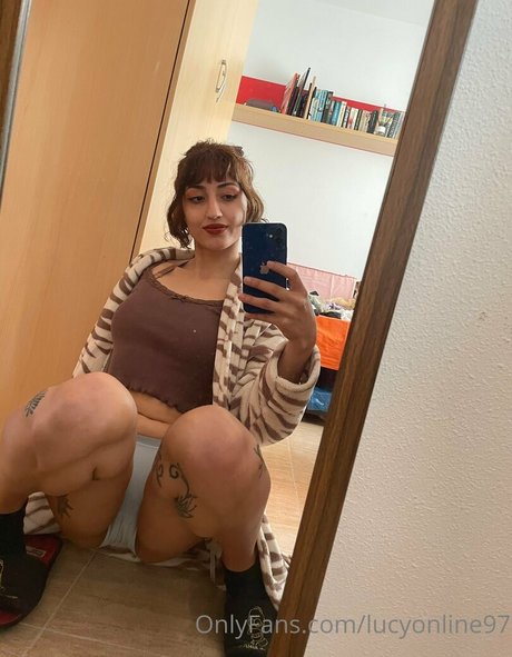 Wet Lucy Baby star du porno érotique image