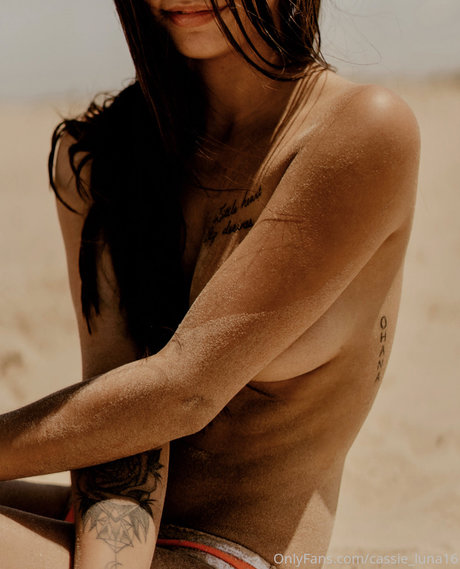 Cassie Luna modelo de alta calidad imagen