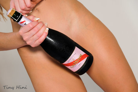 Tinyhini modelo sexual imágenes