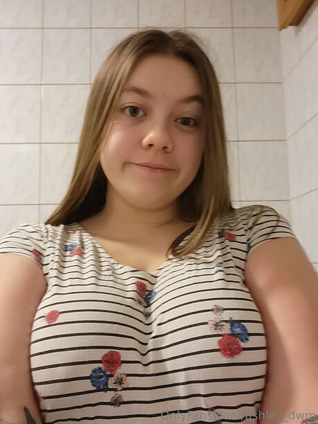 Ashley Dwm modèle nu des photos