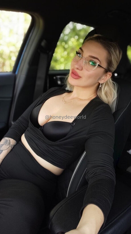 Honeydeeworld model xxx archive