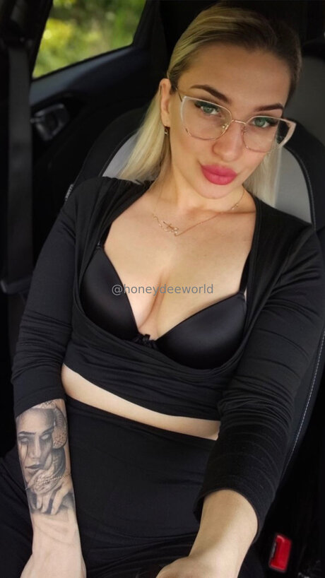 Honeydeeworld model nudes pictures