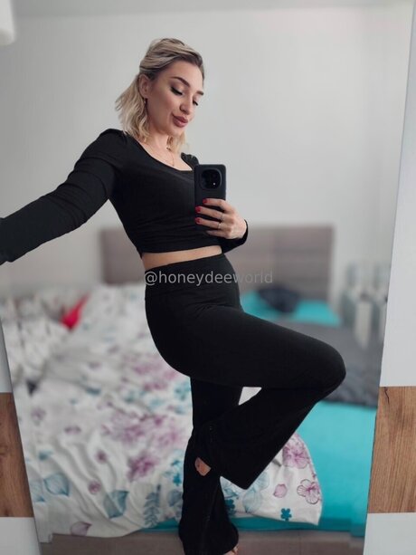 Honeydeeworld model hot picture
