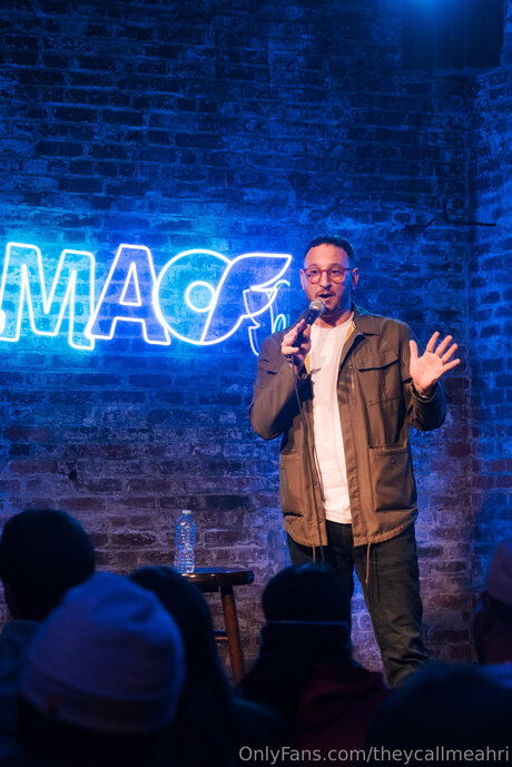 Theycallmeahri modelo agradable foto