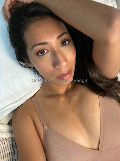 Brattyang3l hermosa modelo galería