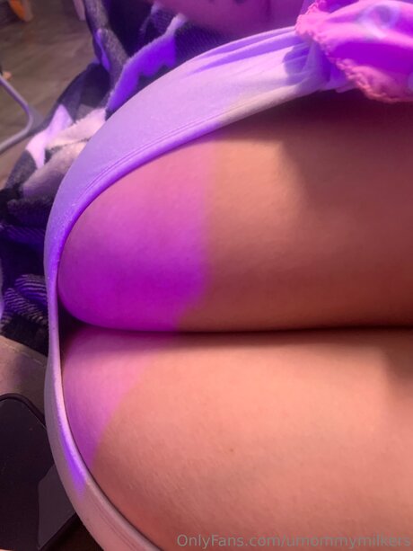 Umommymilkers nude star image