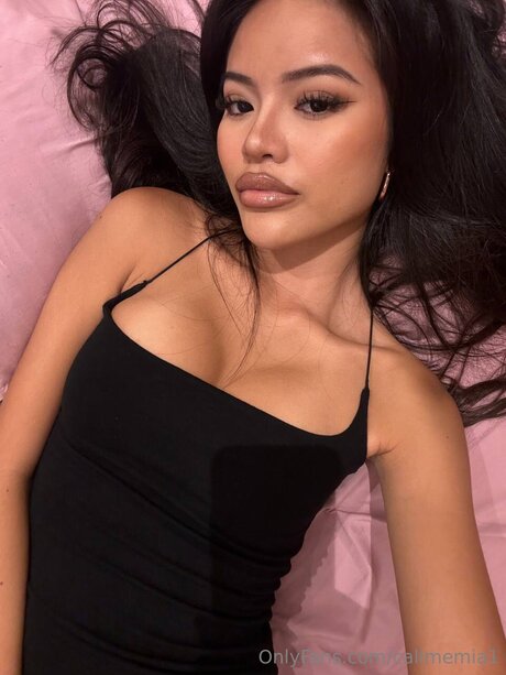 Callmemia1 naked model image