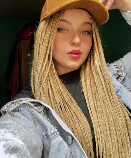 Lourdesazu estrella desnuda galerías