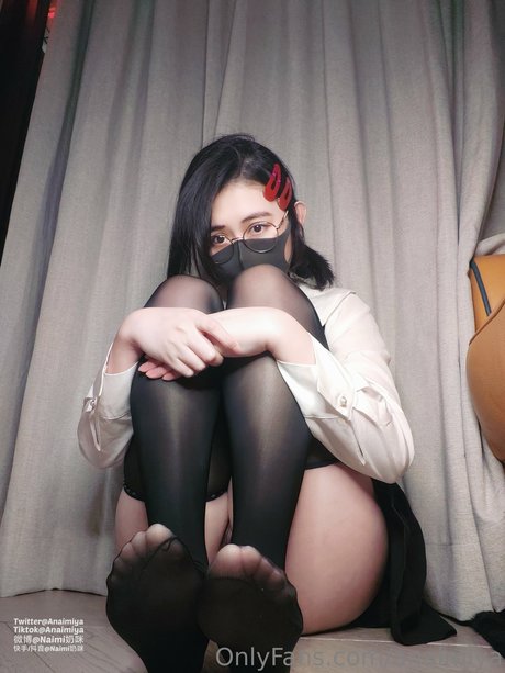 Anaimiya modelo desnudos foto