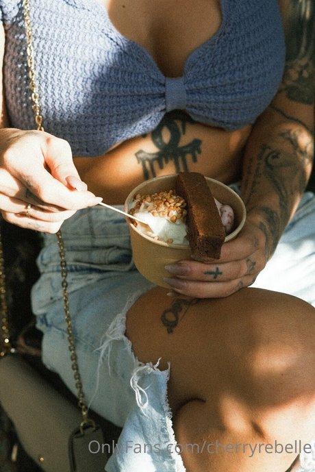 Cherry Rebelle étoile adulte galerie