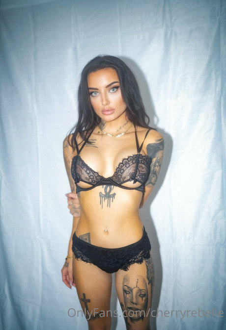 Cherry Rebelle nus star du porno galeries