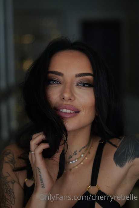 Cherry Rebelle modelo imagen