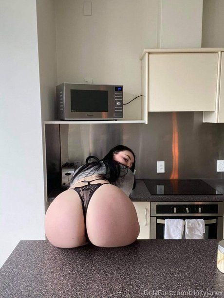 Trinity Jane modèle chaud img