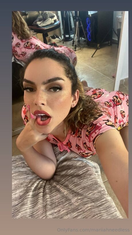 Mariiahneedless sexy star images