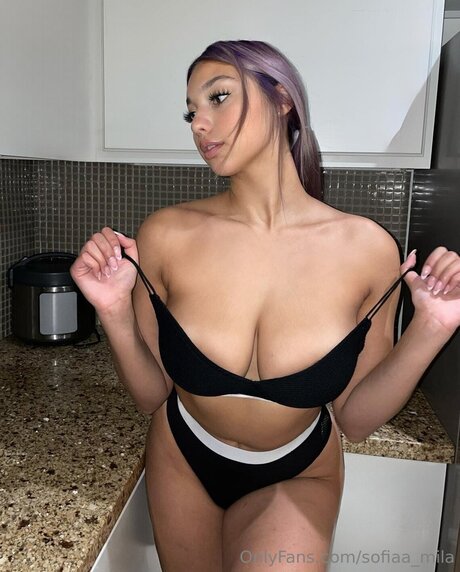 Sofiaa Mila modelo superior foto