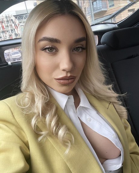 Ella Baig star du porno exclusive galerie