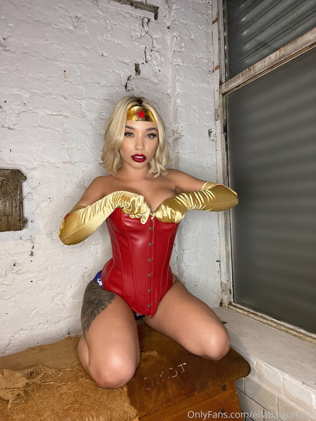 Ella Baig actrice érotique galeries