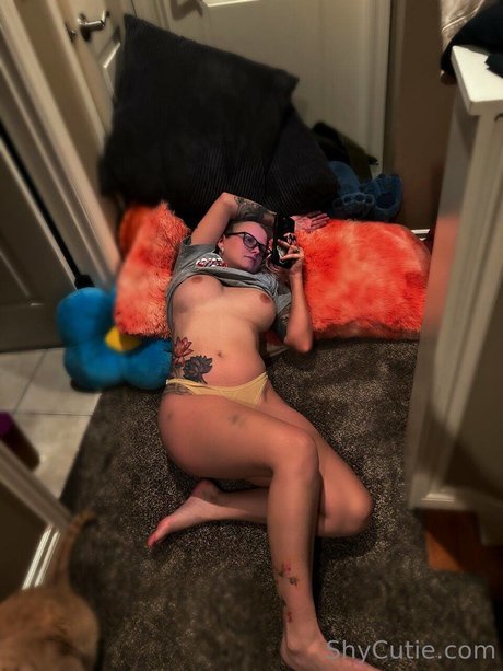 Shycutie nude pornstar photo