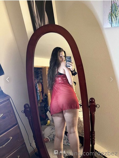 Dezbez actriz atractiva imagen