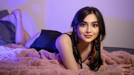 Mariam Hadid haut étoile galeries