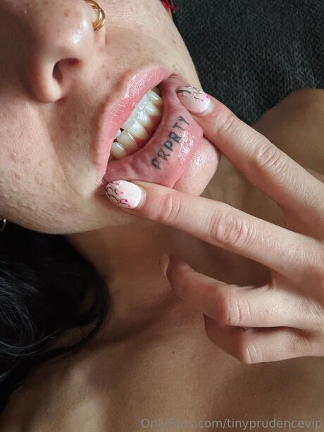 Tinyprudencevip star érotique photo