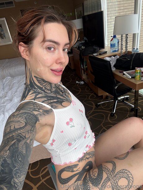 Thedesperateone model hot img