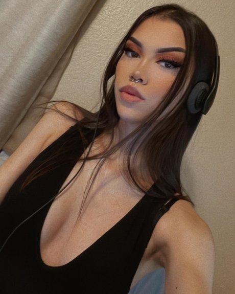 Tia Nguyen_ star nice pics