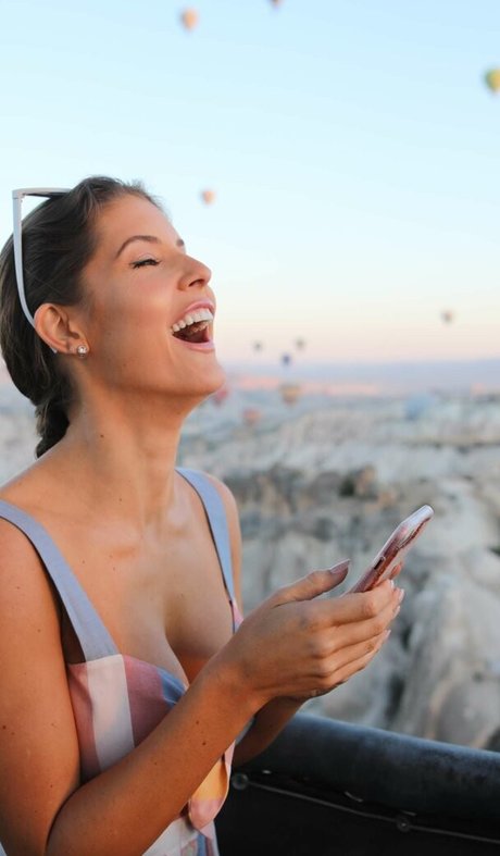 Amanda Cerny Miniatura