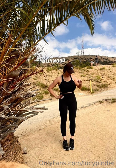 Lucy Pinder jolie star du porno img