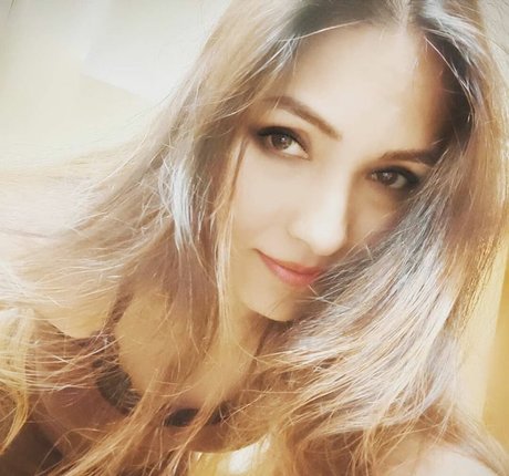 Zoya Rathore star perfect pic