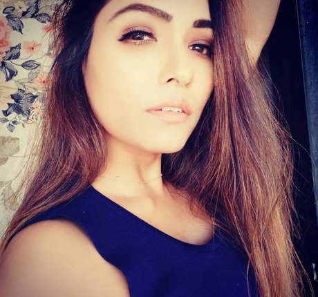 Zoya Rathore star exclusive pics