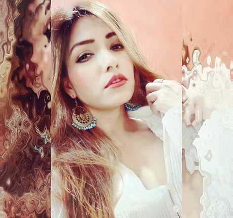 Zoya Rathore actriz desnuda imagen