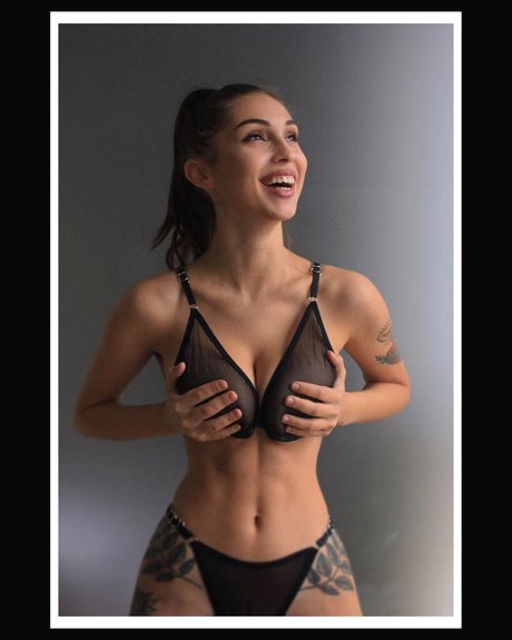 Aisux Aisultanax modelo de alta definición foto