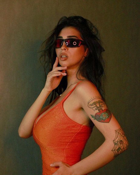 Aisux Aisultanax modelo de alta calidad fotos