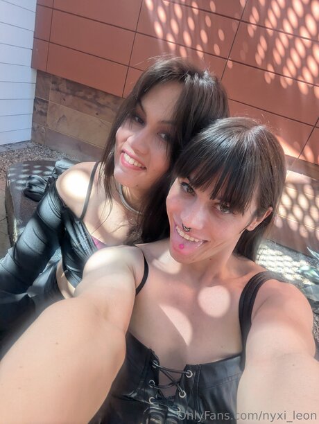 Nyxi Leon model erotic pic